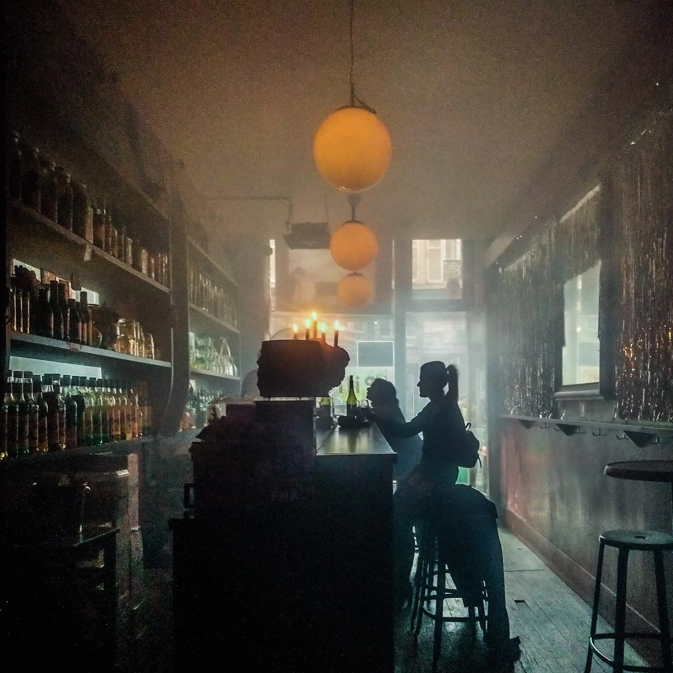 La salle dans la longueur, lanternes